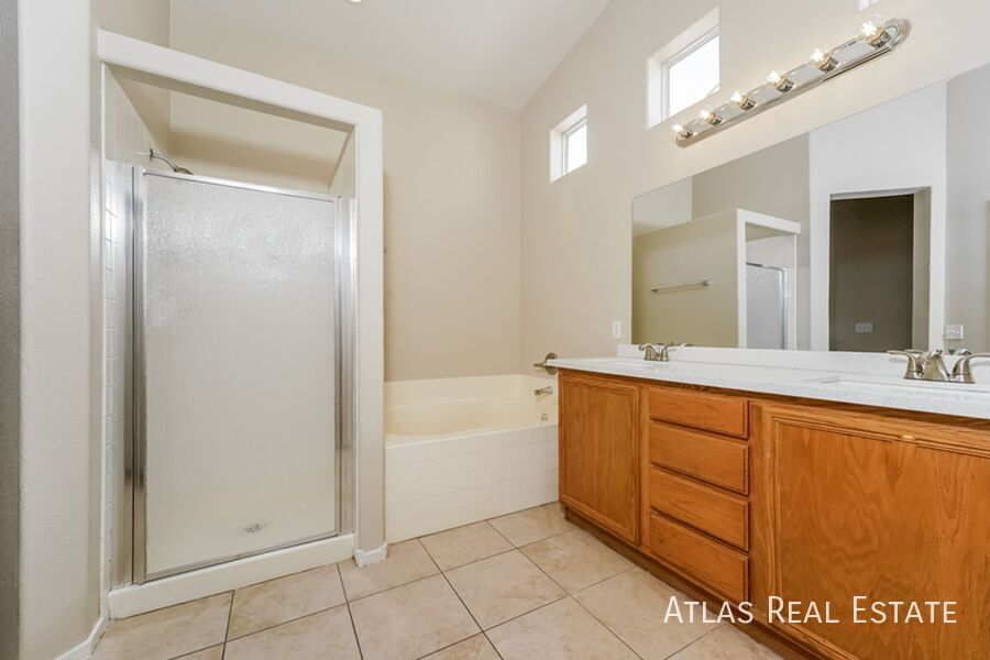 Building Photo - 617 Lava Beds Way