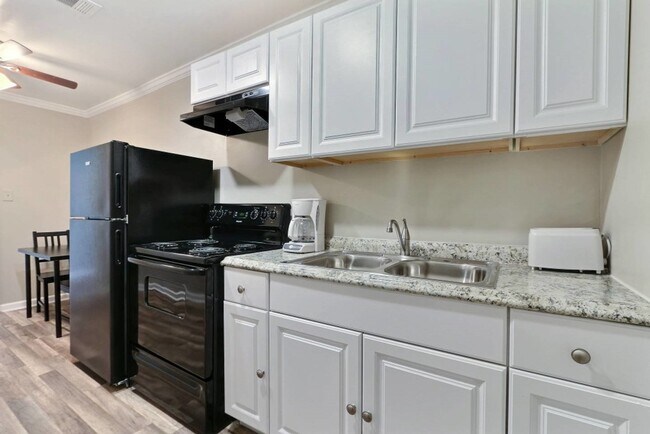 Building Photo - 2211