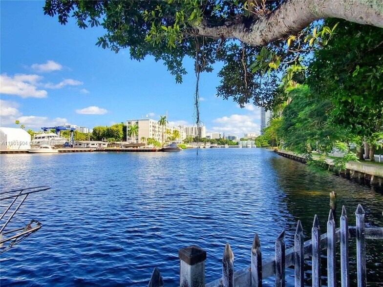 Building Photo - 1901 NW South River Dr