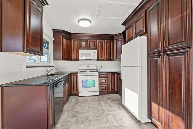 Building Photo - Spacious 4 Bedroom Home in Quiet Orem Neighborhood