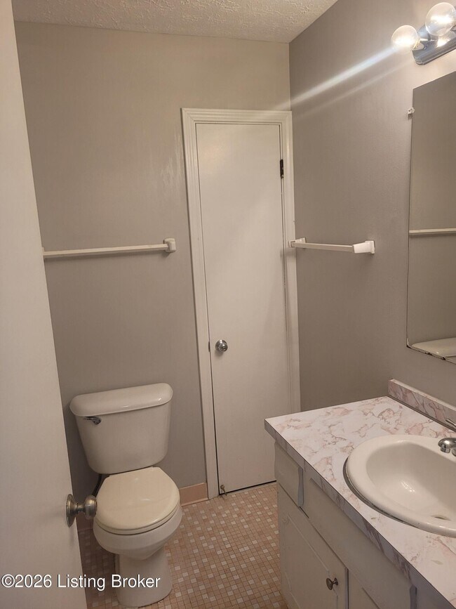 Building Photo - 304 S Evergreen Rd