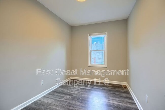 Building Photo - 2408 Llewelyn Ave