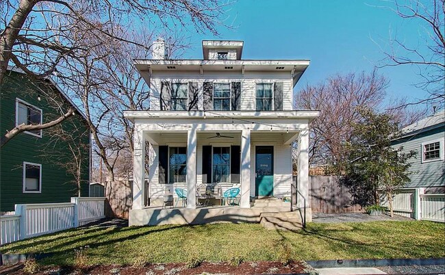 Building Photo - 2104 E 8th St