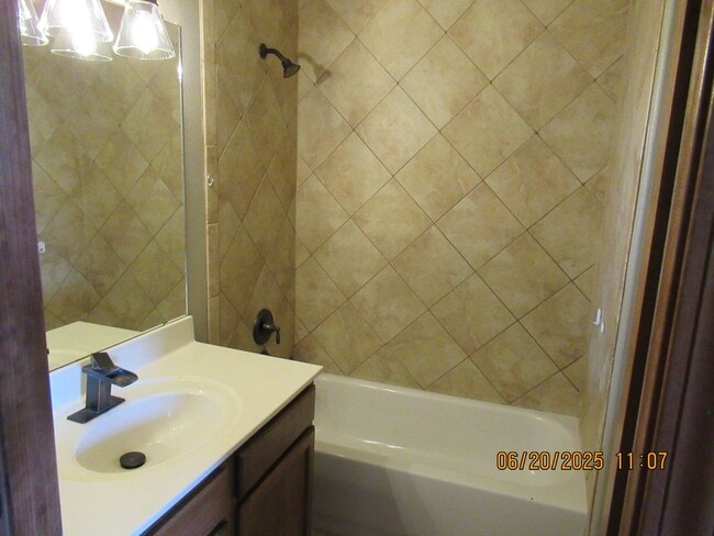 Building Photo - Massive 5Bed, 4Bath, 2Story Home Located i...