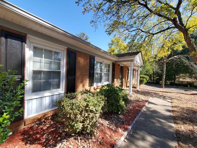 Building Photo - Beautiful Ranch Home in Charlotte NC