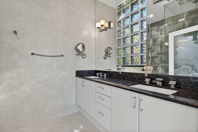 Building Photo - 513 S Riverside Dr