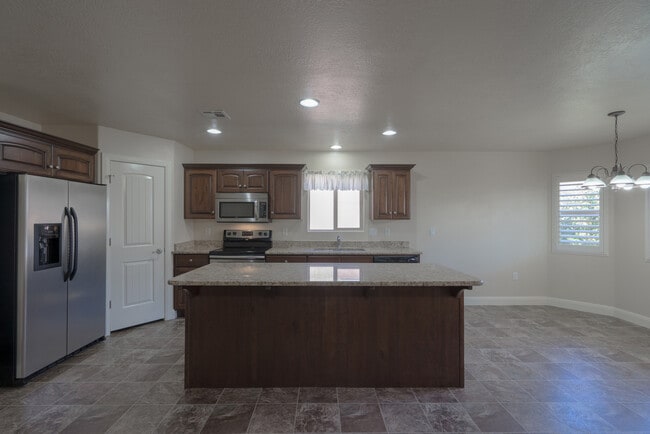 Building Photo - 3 bed 2 bath home with fully-fenced yard