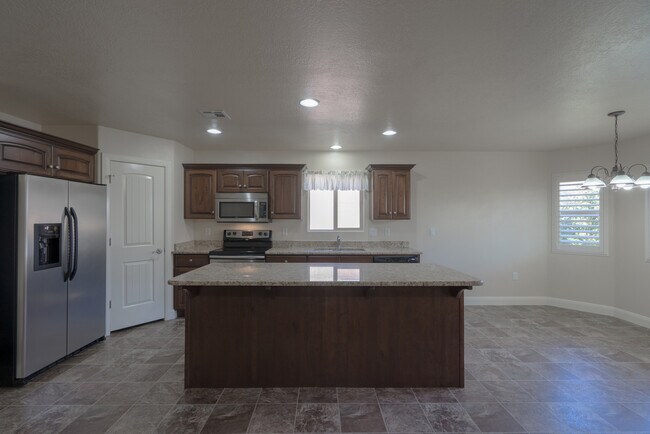 Building Photo - 986 Camel Springs Dr