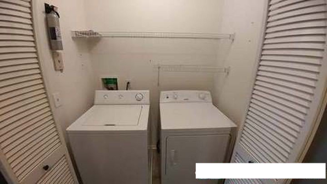Building Photo - Charming 2 Bed Townhouse with 2.5 Baths in...