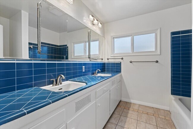 Building Photo - 336 W Hillcrest Blvd