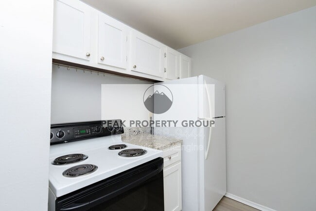 Building Photo - 2971 Deckebach Ave