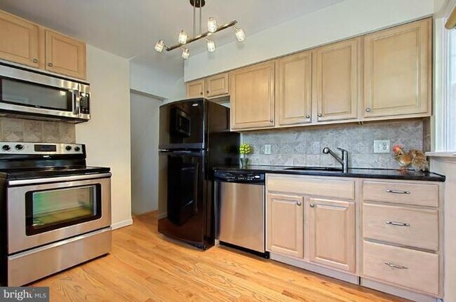 Building Photo - 4217 32nd Rd S