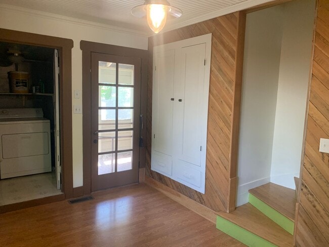 Building Photo - Spacious 3 bedroom home with two separate ...