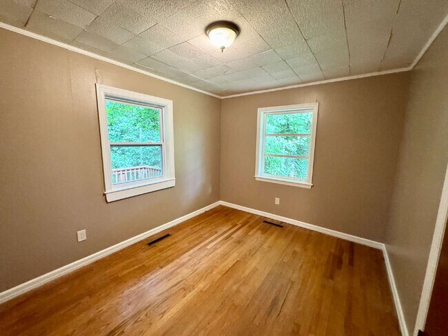Building Photo - 3 bedroom, 1.5 bathroom single family home