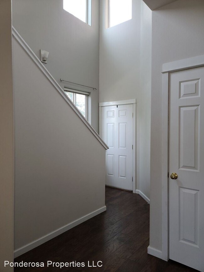 Building Photo - 3 br, 2.5 bath House - 150 SW Cascade Moun...