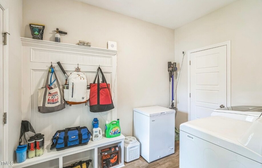 Building Photo - 647 N Hardee St