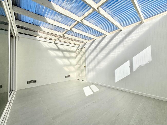 Building Photo - 15560 Calgary St