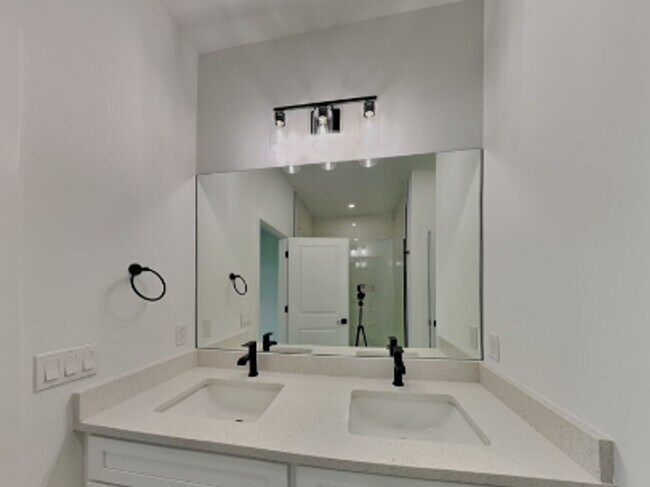 Building Photo - 2309 NE 39th St