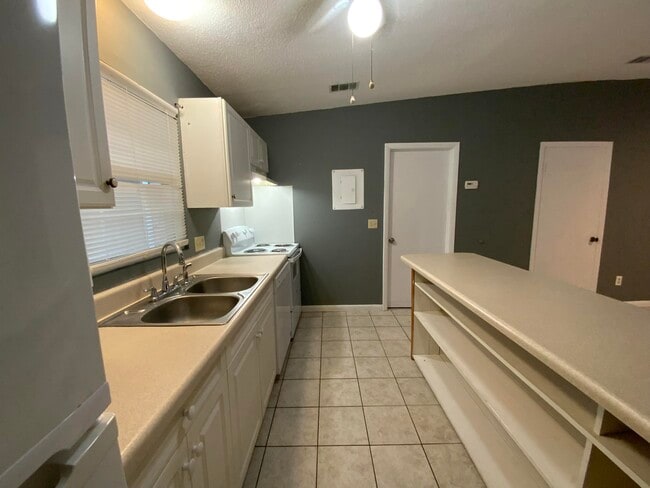 Building Photo - 223 Indian Oaks Dr