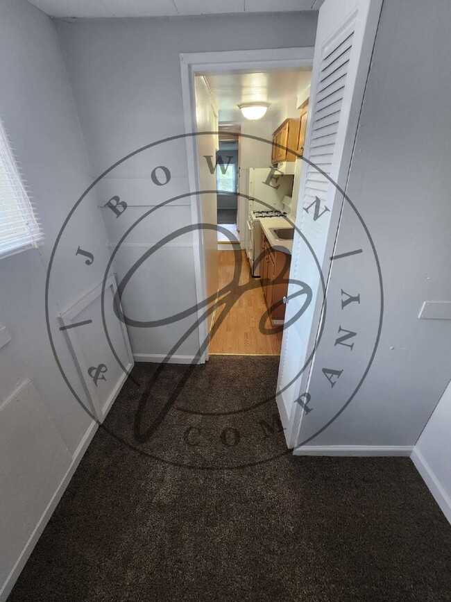 Building Photo - Spacious upper 1 bed with bonus room! Wate...