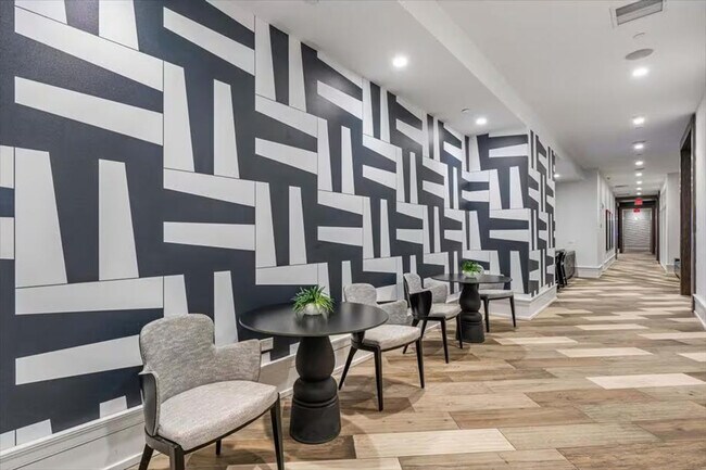 Building Photo - 57 Bank St