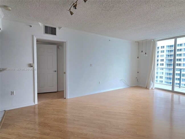 Building Photo - 1155 Brickell Bay Dr