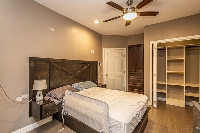 Building Photo - 527 Acacia St