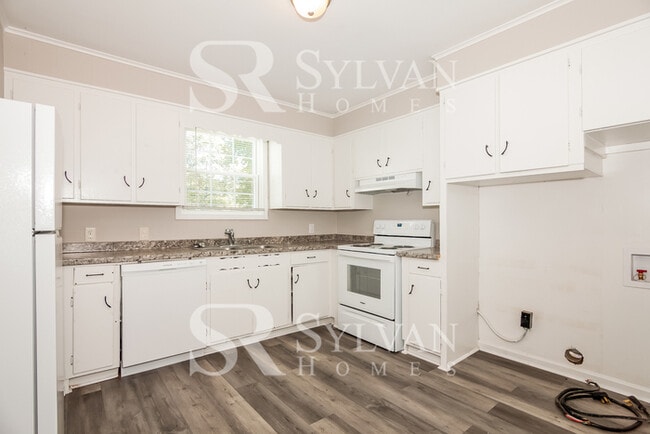 Building Photo - Enjoy living the good life in this 4 bedroom, 2 bathroom home