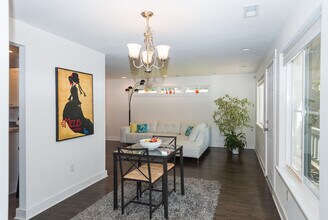 Building Photo - 4 Bedroom Home Lakewood