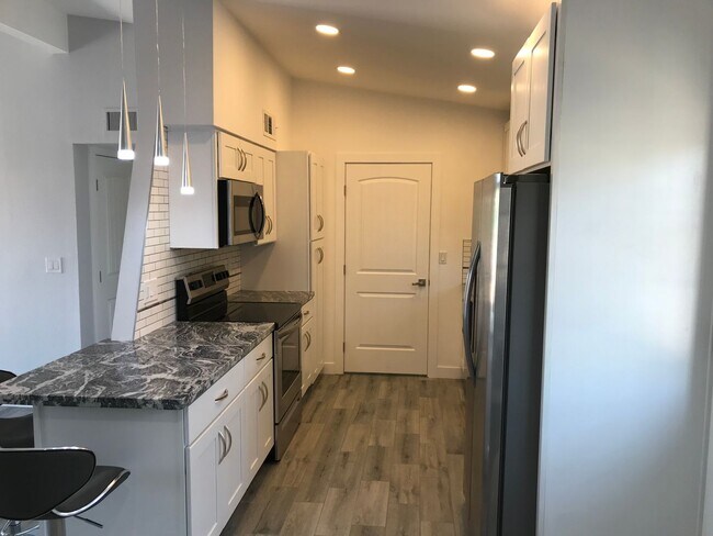 Building Photo - 3 bedroom updated Townhome