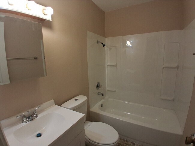 Building Photo - 908 Knollcrest Dr