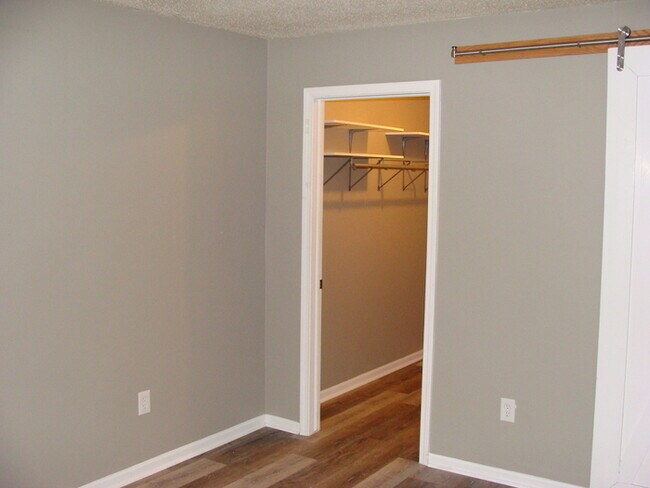 Building Photo - Two Bedroom Updated Windcrest Condo