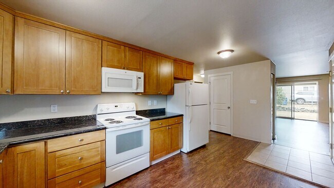 Building Photo - Spacious Updated 2 Bedroom Apartment in Tacoma-NEW CARPET, W/D, Reserved Parking Space!