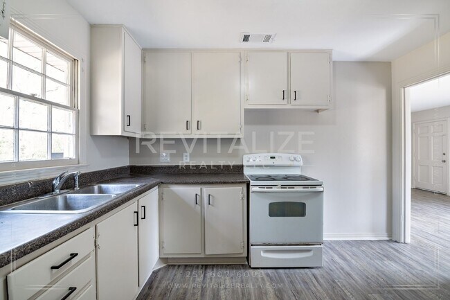 Building Photo - Beautiful 3 Bedroom/1 Bathroom Home in Mobile!