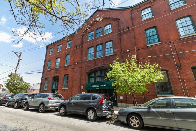 Building Photo - Beautiful Bi-level Condo For Rent In Fairmount With Parking!