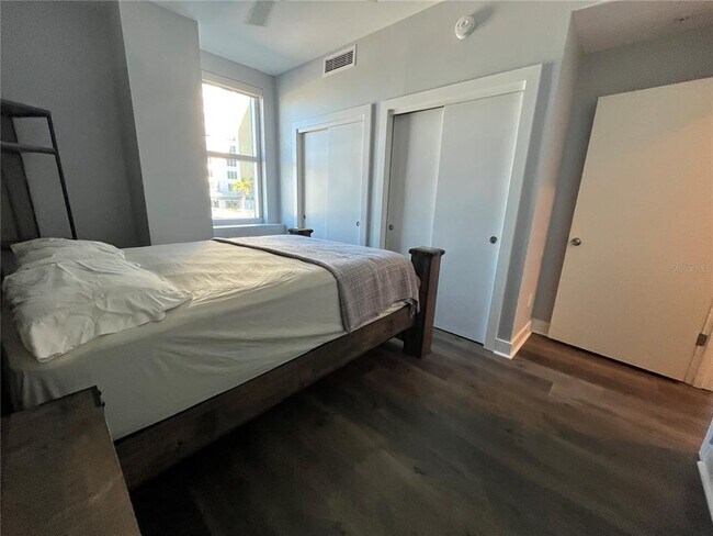 Building Photo - 1208 E Kennedy Blvd