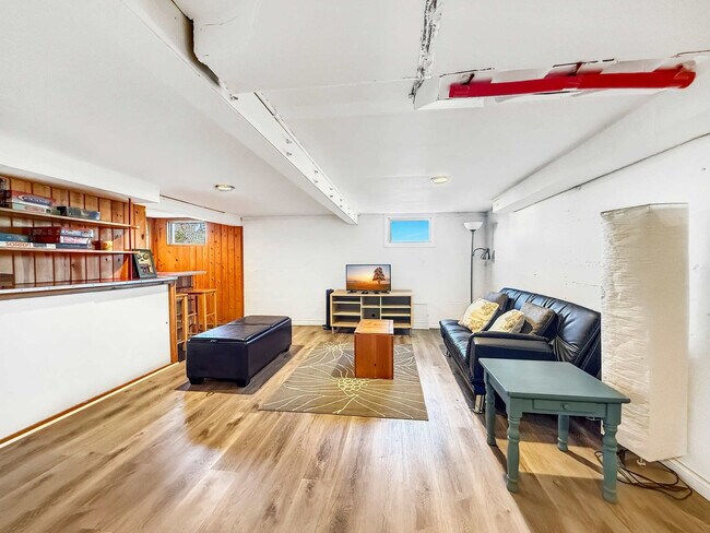 Building Photo - 1430 W Hendrickson Rd