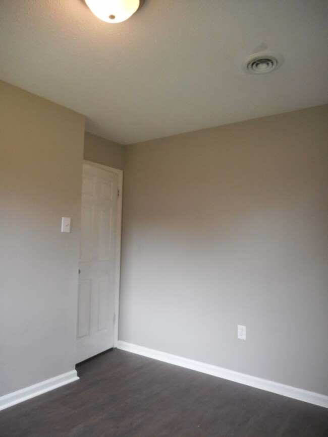 Building Photo - Charming 3 Bedroom, 1.5 Bath Home with Gar...