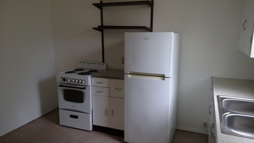 Newer stove and refrigerator - 2504 Chili Ave