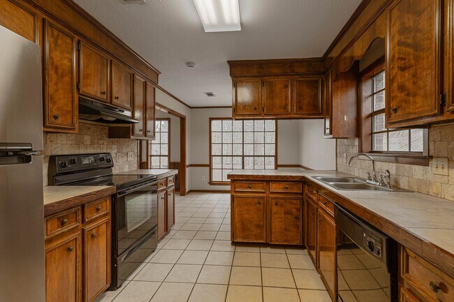 Building Photo - 575 Bradford Dr