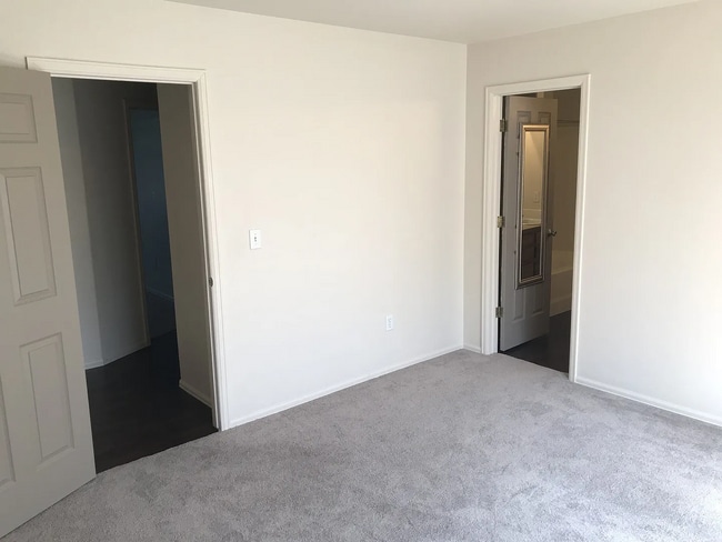 Building Photo - Spacious 5 Bedroom, 3 Bath Ranch Home with 2-Car Garage