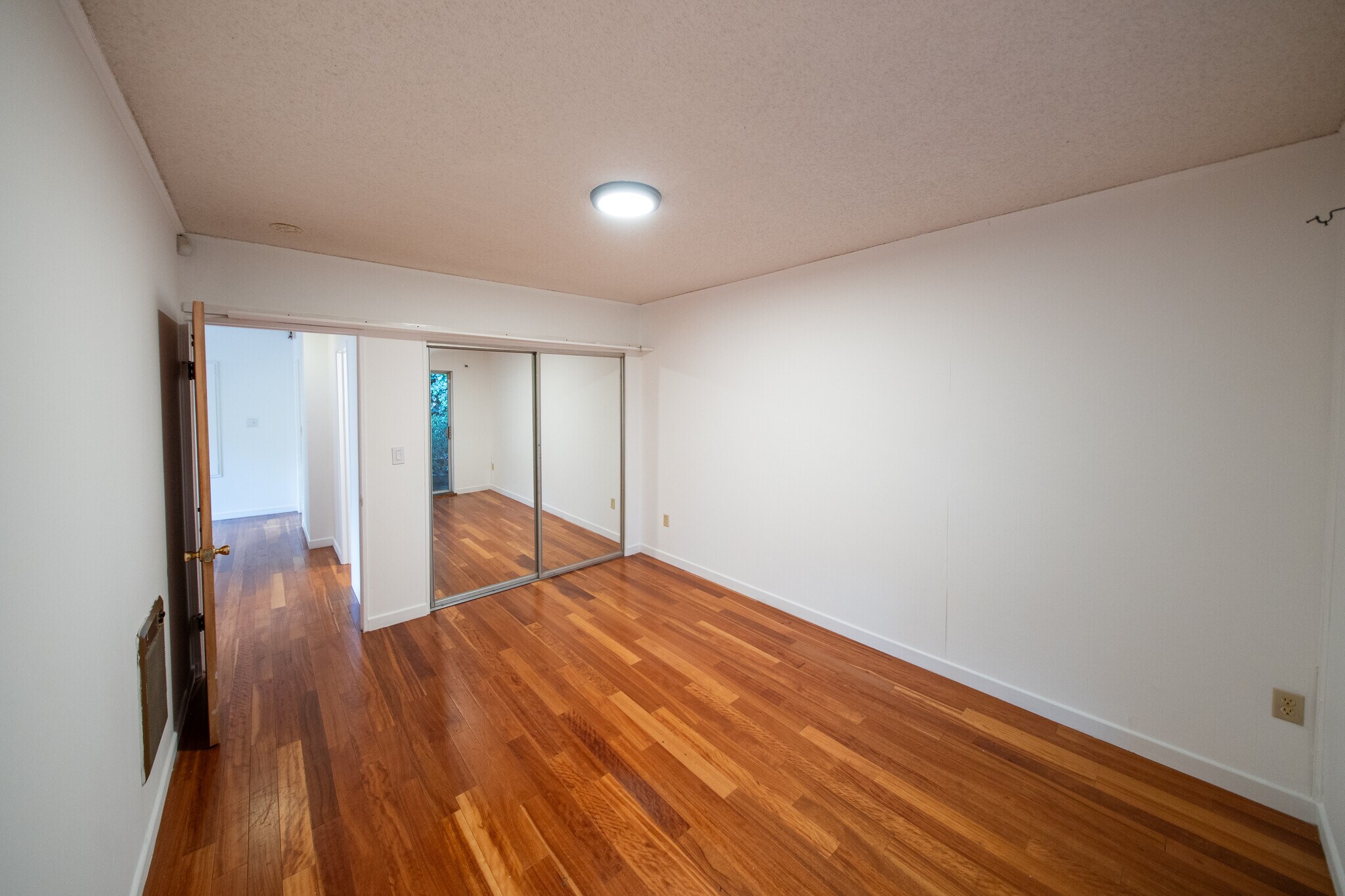 Building Photo - 8639 Crescent Dr