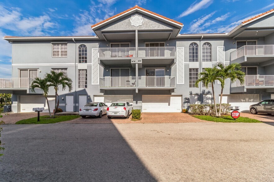 Primary Photo - Cobblestone on The Lake Apartments