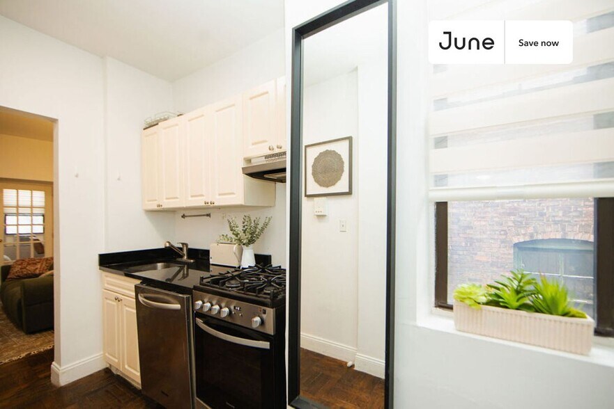 Building Photo - 715 E 5th St