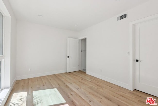Building Photo - 2111 Holly Dr