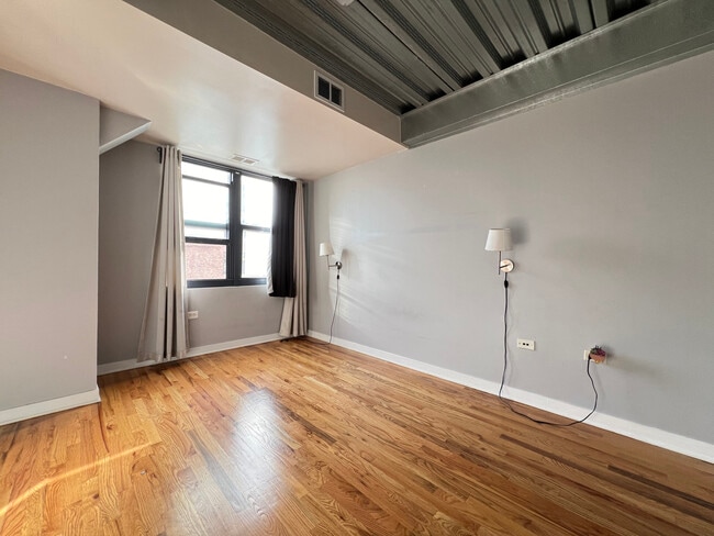 Building Photo - 1910 S Indiana Ave