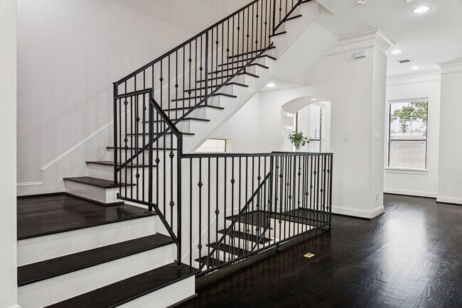 Building Photo - 734 W 20th St