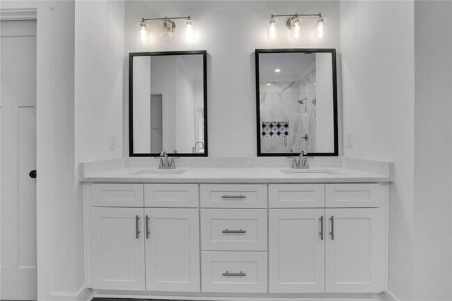 Building Photo - 6181 Shoreland Cir