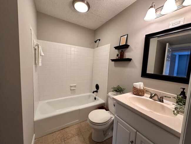 Building Photo - Bellemeade Highlands Condo