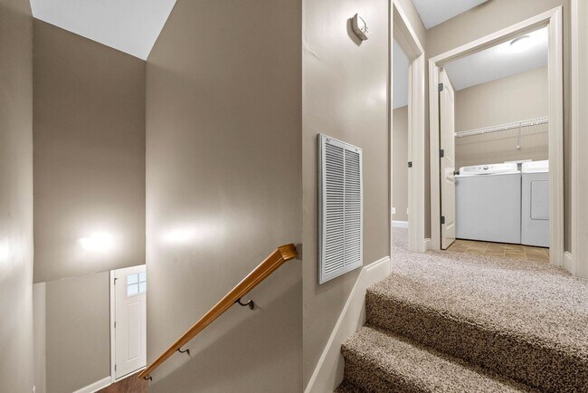 Building Photo - Pet Friendly Two Bedroom!